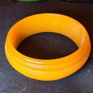 Vintage ridged carved Bakelite bangle in butterscotch/ cream color